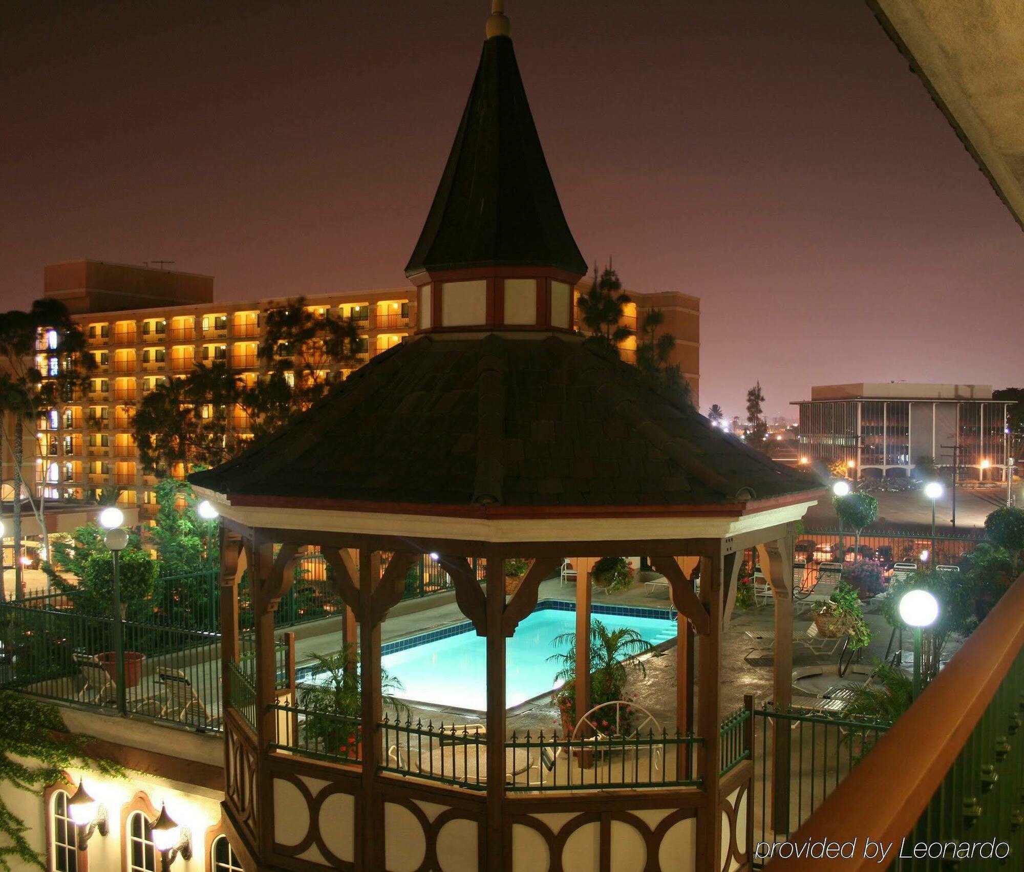 Anaheim Camelot Inn & Suites Exteriér fotografie